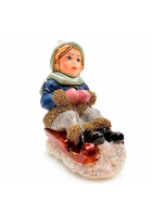 Ёлочная игрушка «Мальчик на зимних санках»