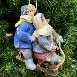 Подарочный набор с ватной игрушкой «Дети на санках» в музыкальной коробке